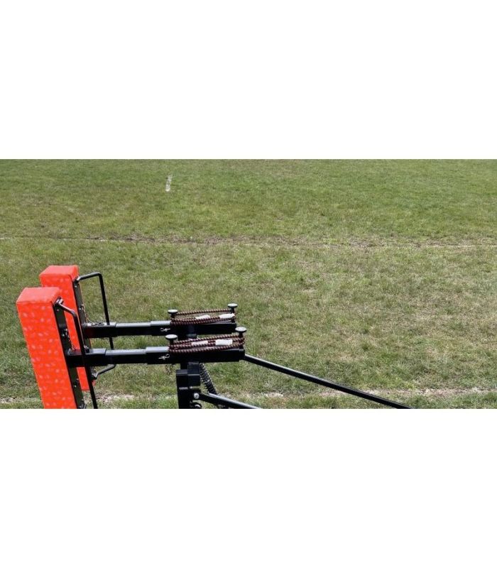 Poutre de tirage rugby en extérieur, appareil de tirage solo avec poignées et mécanisme, sur gazon.