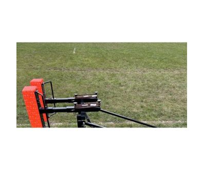 Poutre de tirage rugby en extérieur, appareil de tirage solo avec poignées et mécanisme, sur gazon.