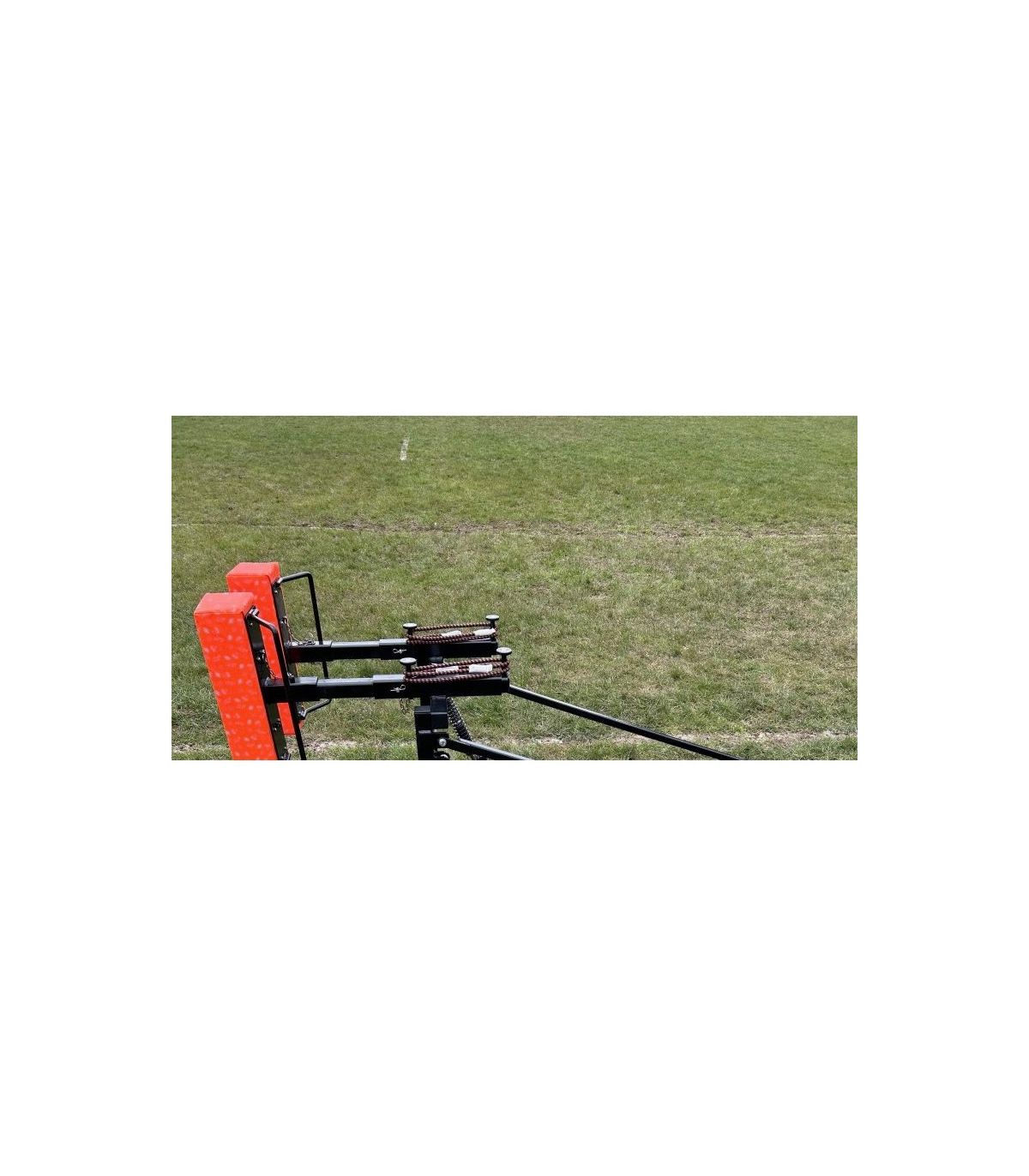 Poutre de tirage rugby en extérieur, appareil de tirage solo avec poignées et mécanisme, sur gazon.