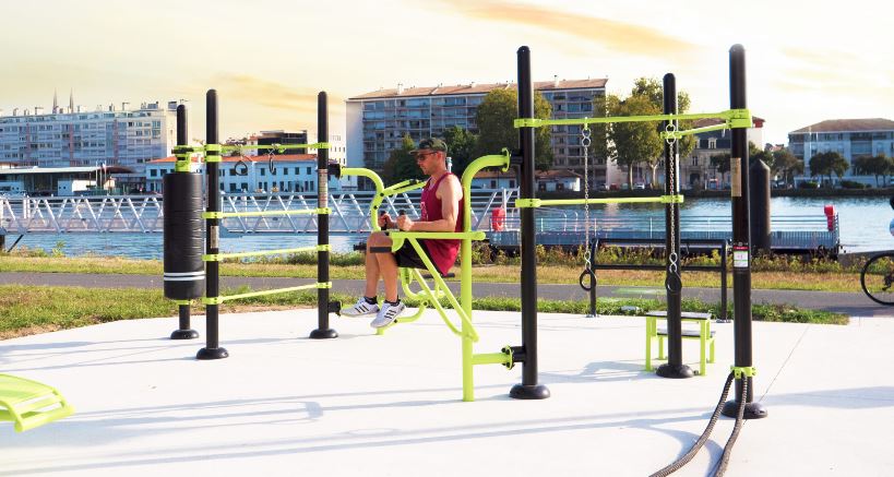 sportif qui fait des exercices en extérieur
