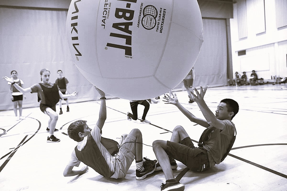 Enfants au collège jouant au kin ball