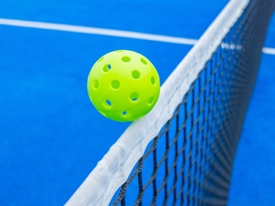 Pickleball : découvrez ce sport hybride qui séduit la France