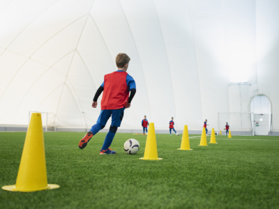 15 exercices d’entraînement avec plots de sport