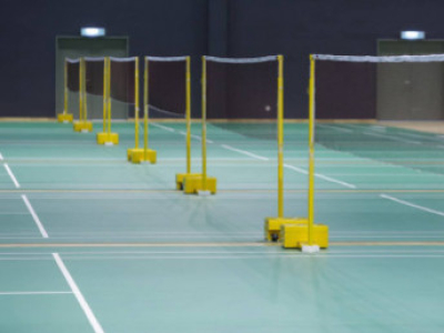 Comment mettre un filet de badminton avec les poteaux scolaires ?