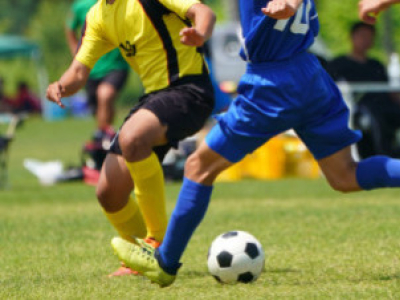 Quels sont les équipements et normes pour un terrain de football ?